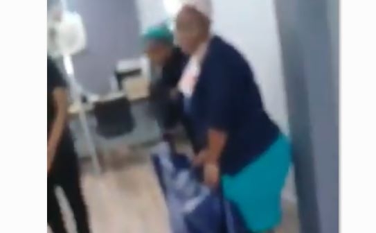  عائلة في جنوب إفريقيا تنقل جثة ابنها الى مقر شركة التأمين لإثبات وفاته