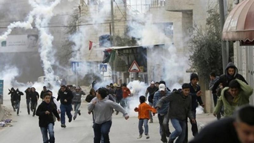  إصابات أثر اعتداء قوات العدو والمستوطنين على مواطنين فلسطينيين جنوب الخليل