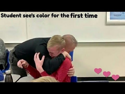  يشاهد الألوان للمرة الأولى بفضل هدية معلمه