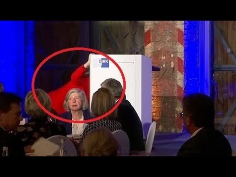 بالفيديو.. لحظة سقوط إنجيلا ميركل في مؤتمر ببرلين 
