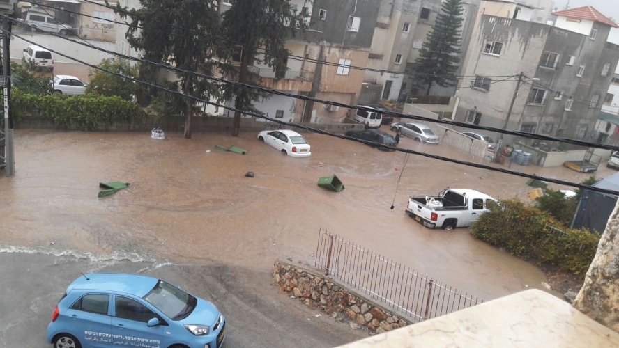 بالفيديو.. مياه الأمطار في لبنان تجرف رجلا وتنقذه سيارة اصطدم بها في الطريق