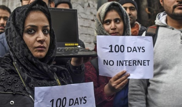  4 أشهر بدون انترنت.. “واتساب” تحذف حسابات الكشميريين