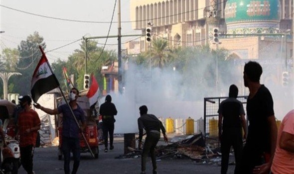 المتظاهرون لإسقاط نظام الحكم العراقي يعلنون براءتهم من احتجاجات الحشد الشعبي بمحيط السفارة الأمريكية