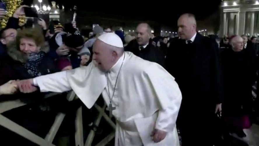بالفيديو: بابا الفاتيكان يصفع يد امرأة في لحظة غضب