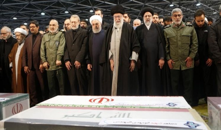 بالفيديو..بكاء مرشد الثورة الإيرانية خامنئي و هو يؤدي الصلاة على جثماني سليماني والمهندس في طهران 