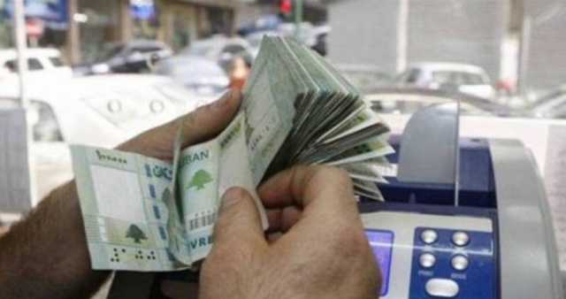 الليرة اللبنانية تتراجع أمام الدولار إلى أدنى مستوى في عقود وترخي بظلالها على الليرة السورية