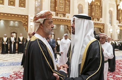 هذا تفسير عدم مصافحة سلطان عمان الجديد لمحمد بن زايد