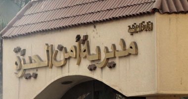 كانت برفقة شابين ... فتاة تقفز عارية بعد سماع قرع الباب و هذا ما حدث   