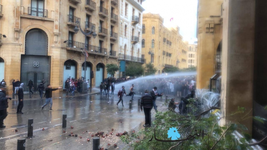 مواجهات عنيفة بين متظاهرين و القوى الأمنية في ساحة النجمة وسط بيروت