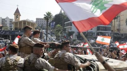 بالفيديو .. مع تصاعد حدة التوتر وسط بيروت..قوات مكافحة الشغب توجه تحذيراً للمتظاهرين