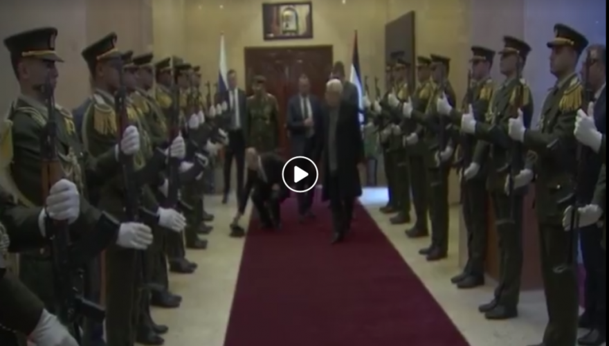 شاهد بوتين بموقف طريف مع حرش الشرف الرئاسي في فلسطين - فيديو