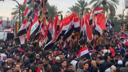 بالفيديو ... نهر هادر من المواطنيين العراقيين يهتفون  