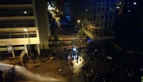 محتجون يحاولون اقتحام السرايا و الجيش اللبناني يتدخل   