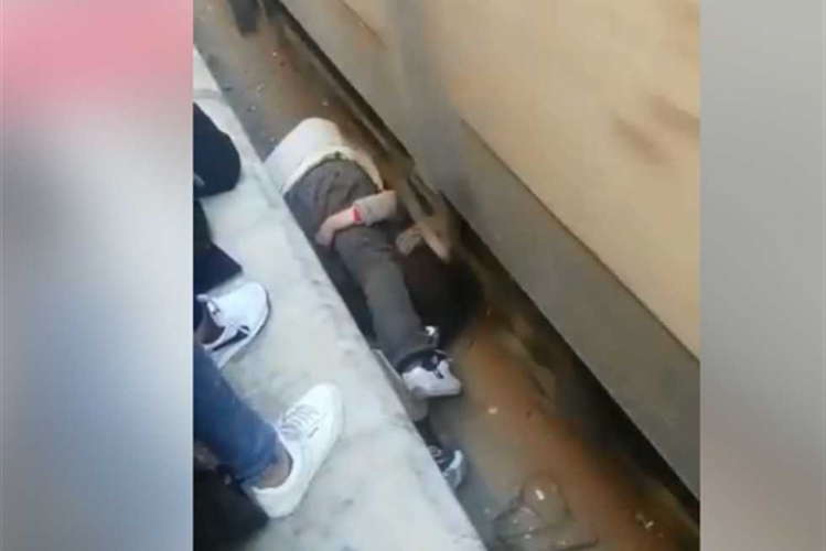شاهد.. كيف أنقذ أب ابنته سقطت على سكة القطار في محطة الإسماعيلية بمصر؟