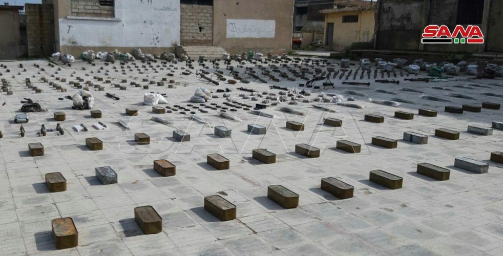 العثور على أسلحة وذخائر من مخلفات الإرهابيين مخبأة في حفرة بأحد المدارس ببلدة كفرلاها بريف حمص الشمالي
