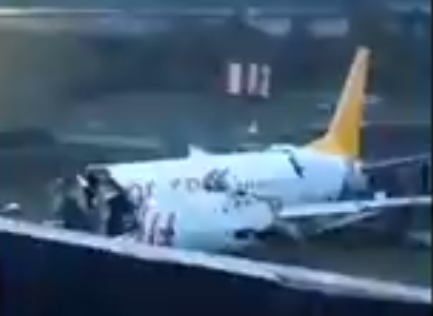 طائرة تنشطر إلى 3 أجزاء في مطار إسطنبول   