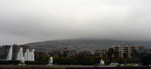 الجو غائم في  المناطق الساحلية والشمالية والوسطى وفرصه لهطل الأمطار