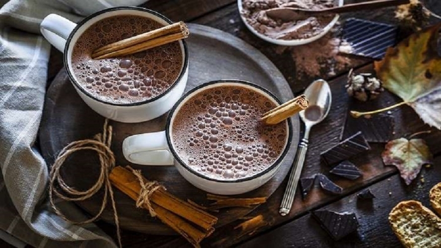 شرب الشوكولاتة الساخنة يوميا يعزز قدرة المشي لدى كبار السن   