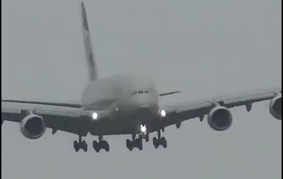 شاهد .. خبرة طيار يهبط بطائرة A380 في رياح شديدة في مطار هثيرو بـ لندن