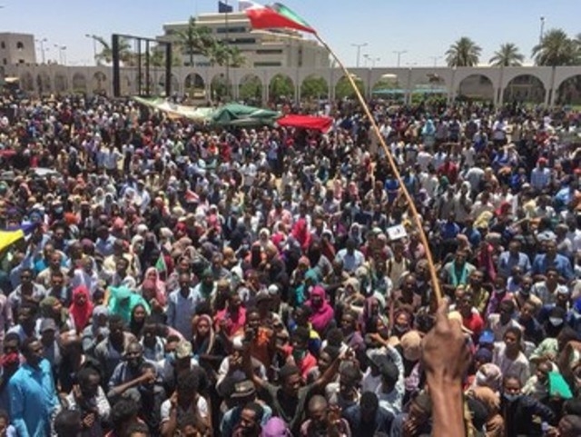 تشكيل لجنة للتحقيق بالعنف المفرط ضد المتظاهرين في السودان