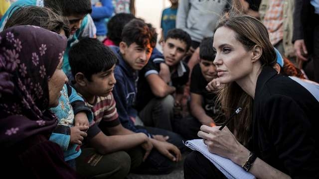 إنجلينا جولي تنتقد المجتمع الدولي لعدم إيقافه الحرب على سورية   