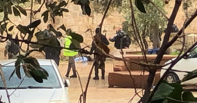 بحجة الاشتباه.. الاحتلال يطلق النار على فلسطيني ويتركه من دون علاج
