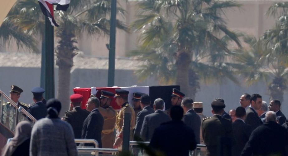 تشييع مبارك في جنازة عسكرية.. والسيسي يتقدم المشيعين