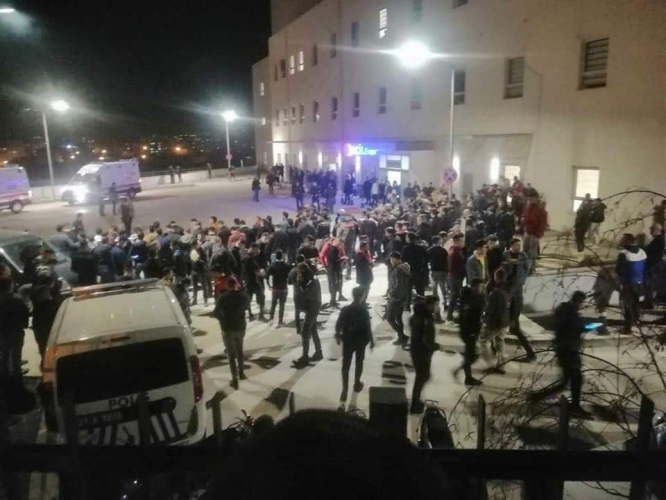 الأتراك يحتجون أمام مشفى الريحانة جراء مقتل وجرح حوالى 100 جندي تركي بريف ادلب