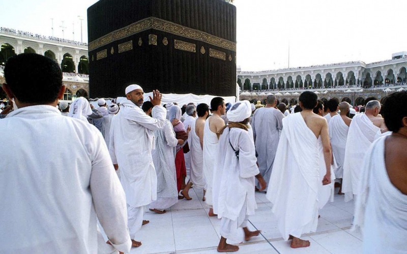 السعودية توقف العمرة وزيارة المسجد النبوي للمواطنين والمقيمين