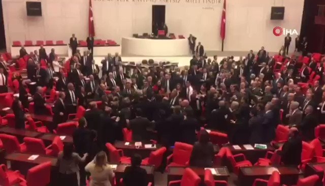 شاهد بالفيديو - شجار عنيف في البرلمان التركي بسبب القتلى الاتراك في ادلب
