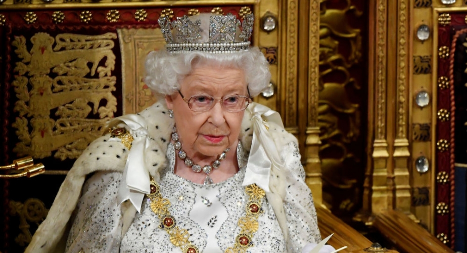 ملكة بريطانيا تغادر قصر باكنغهام لحمايتها من 