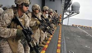 وصول 128 جنديا أمريكا إلى مطار عدن بكامل عتادهم العسكري