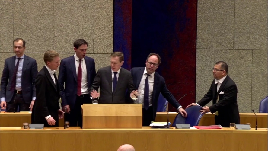 إغماء وزير الصحة الهولندي على الهواء مباشرة بسبب ارهاق عمل متواصل في محاربة كورونا
