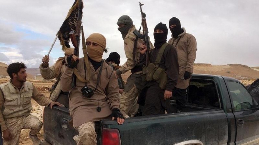 بعد أن اخلت واشنطن قواعدها .. داعش يفر من سجون قسد و بسلاحه و الحشد الشعبي يتصدى في العراق