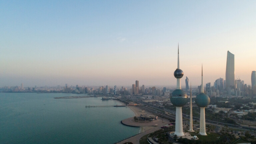 الكويت تسمح لمخالفي الإقامة بالمغادرة من دون دفع أي غرامات وعلى نفقتها