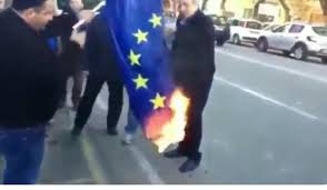 الإيطاليون يحرقون علم الاتحاد الأوروبي بعد أن تركوا لمصيرهم في مواجهة فيروس كورونا