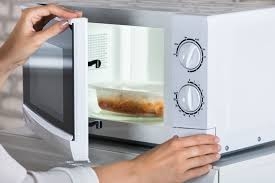 تعرف عليها ..  مواد غذائية تتحول إلى سموم عند تسخينها في الميكروويف   