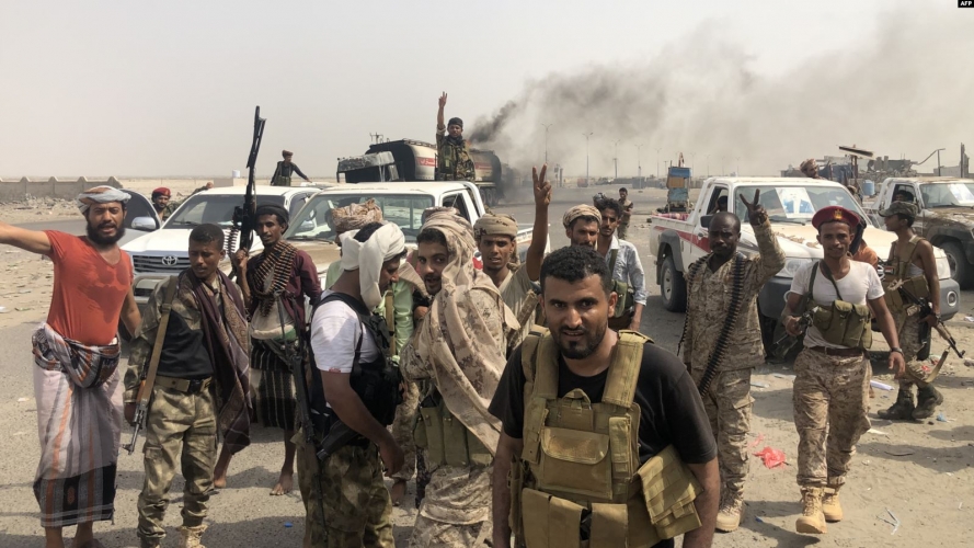 الحكومة اليمنية تتهم التحالف بتدمير المصانع وقتل العمال