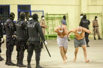 بالملابس الداخلية... صور صادمة من سجون السلفادور تشعل غضبا كبيرا