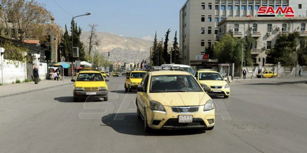 توزيع اللصاقات المتضمنة التعرفة الجديدة لسيارات الأجرة (التكسي) بدمشق   