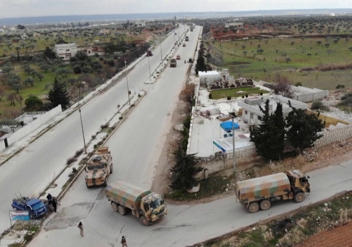 انفجار قنبلة على طريق إم 4 السريع في إدلب لدى مرور قافلة تركية وأنباء عن ضحايا   