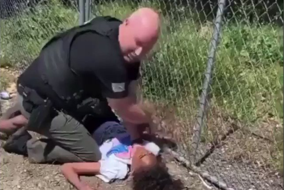 شاهد عنف الشرطة الامريكية العنصري الغير مبرر ضد شابة يافعة – فيديو مؤلم