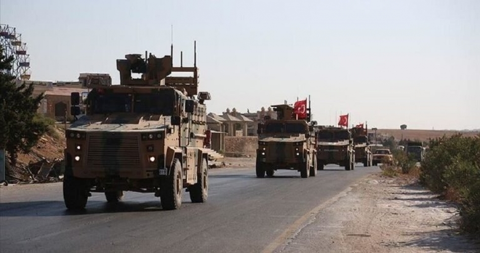 رتل عسكري تركي يضم آليات عسكرية يدخل الأراضي السورية
