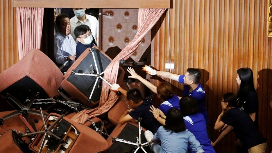 شجار حاد داخل البرلمان التايواني احتجاجاً على الاستبداد