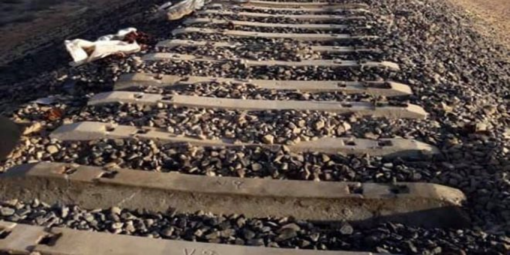“قسد” تفكك السكك الحديدية بريف دير الزور لتهريبها وبيعها في تركية