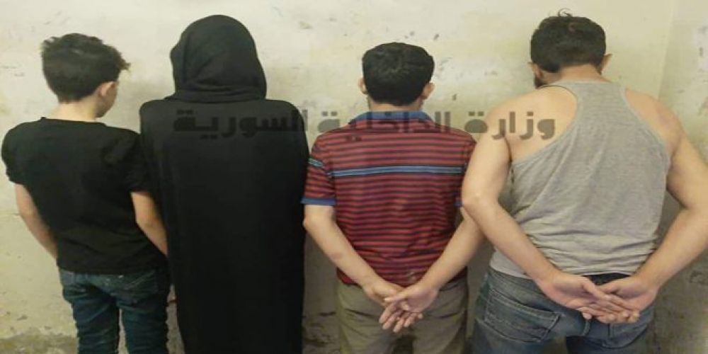 القبض على خمسة أشخاص من مروجي المواد المخدرة بدمشق بينهم امرأة تستغل طفلها للترويج   