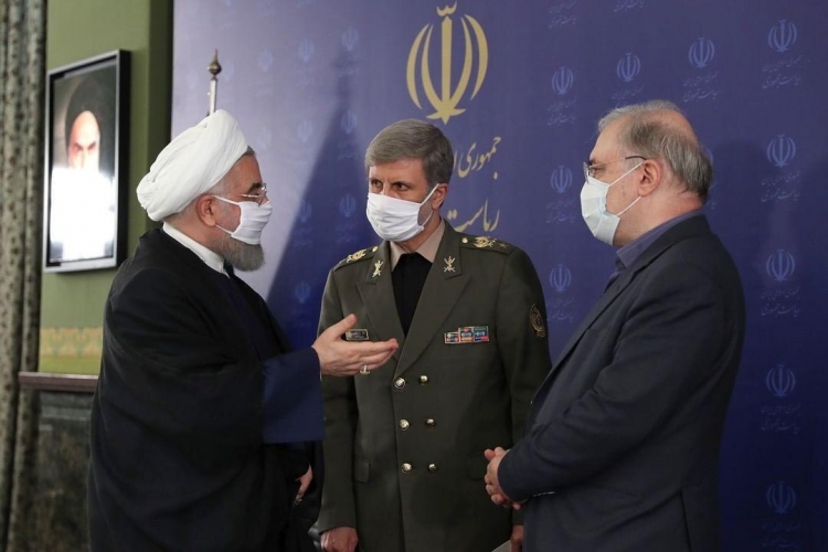 بعد اجتماع اليوم.. روحاني يرتدي الكمامة ويلزم الإيرانيين بها                        