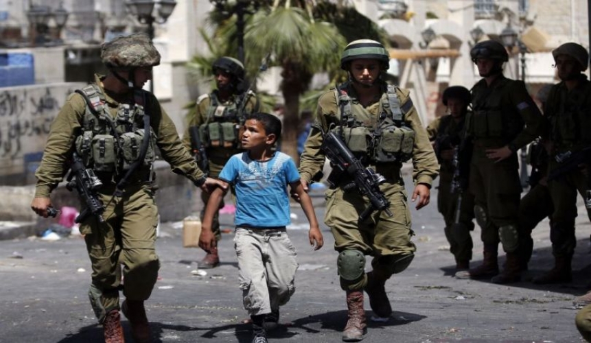 قوات الاحتلال تعتقل فلسطينيين في الضفة ومستوطنون يحرقون أراضي المعرجات