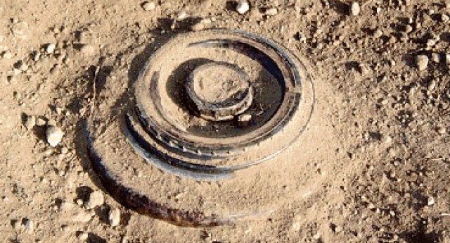 استشهاد طفلين وإصابة مدنيين اثنين بانفجار لغم من مخلفات الإرهابيين في الشيخ مسكين بريف درعا ⁧