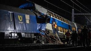 براغ.. عشرات الجرحى نتيجة اصطدام قطار لنقل الركاب بآخر لنقل البضائع 